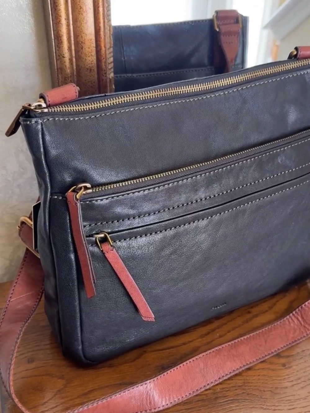 Fossil Black Leather Crossbody w Brown Adjustable Strap. Zip top. Ext. pockets.